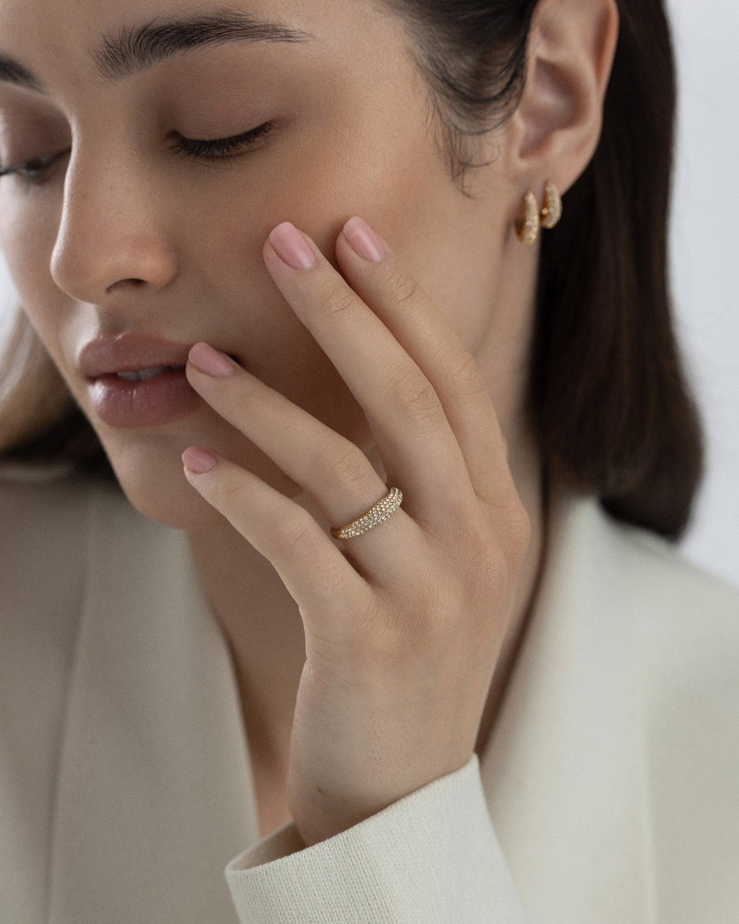 Pavé precious ring