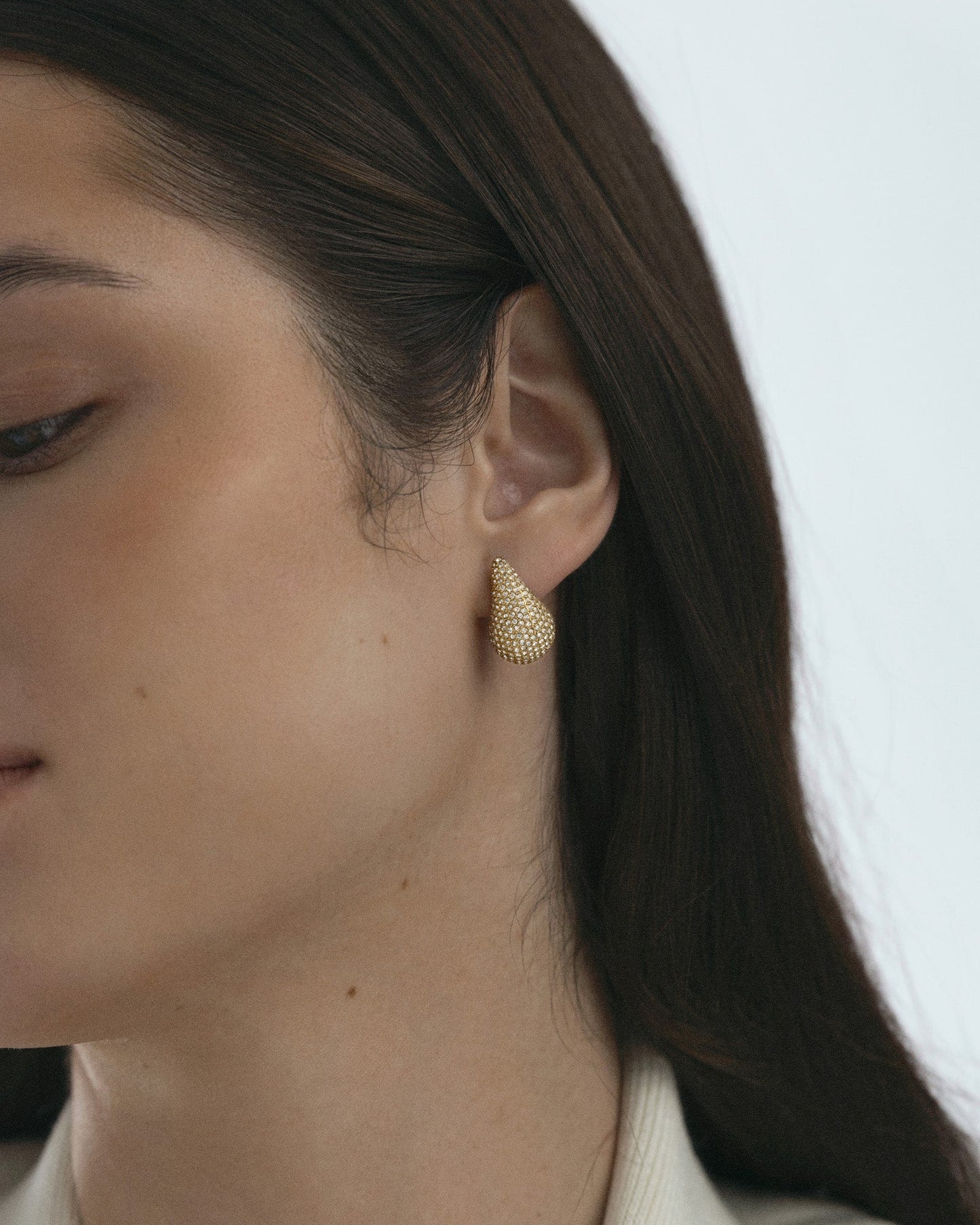 Pavé daring small gold earring