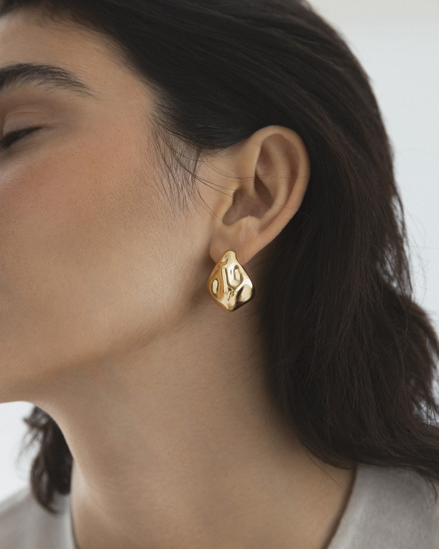 WAVY BOLDED DROP GOLD EARRING